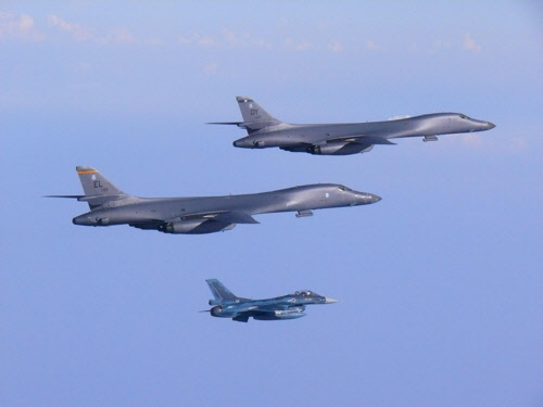한반도에 출동한 B-1B 랜서[미 태평양공군사령부]